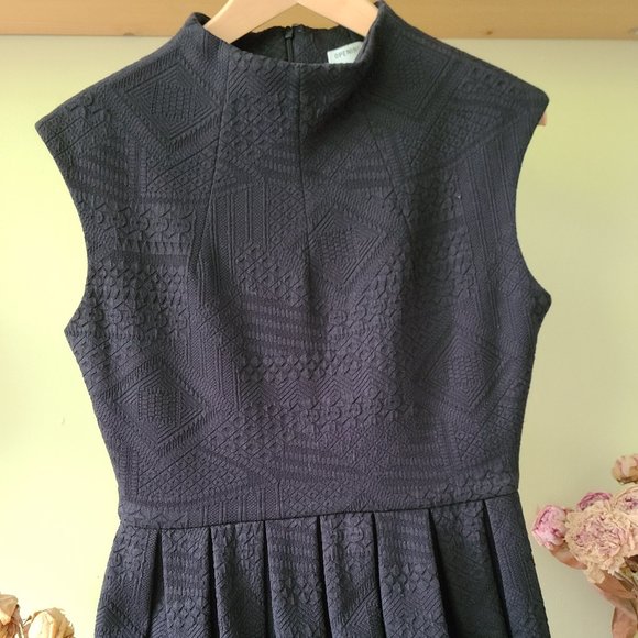 Pleated black structured dress - Picture 2 of 8